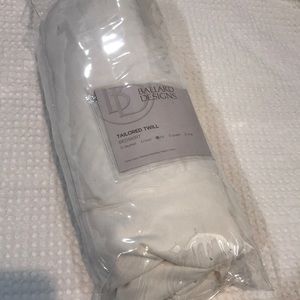 NWOT. TAILORED Bedskirt. Super white. Full.